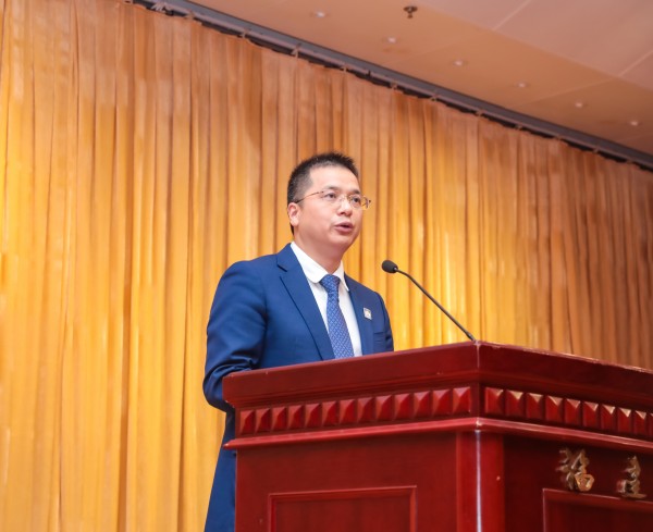 福建省中外企业家联谊会副会长叶志伟作《第六届理事会财务收支报告》
